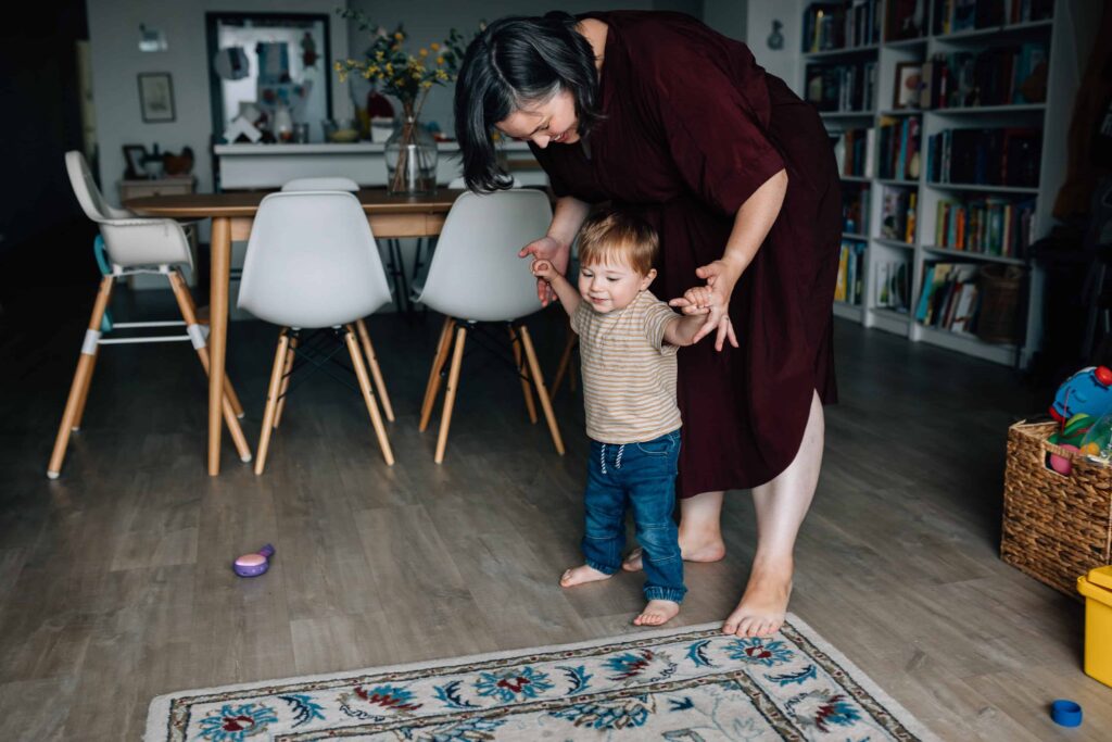 Boy holding both Mum's hands, plus size family photos